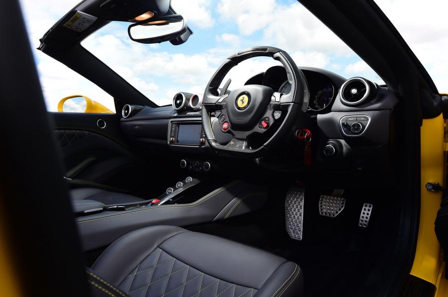 Интерьер Ferrari California T HS 2016 года  (UK) (фото 4 из 11)